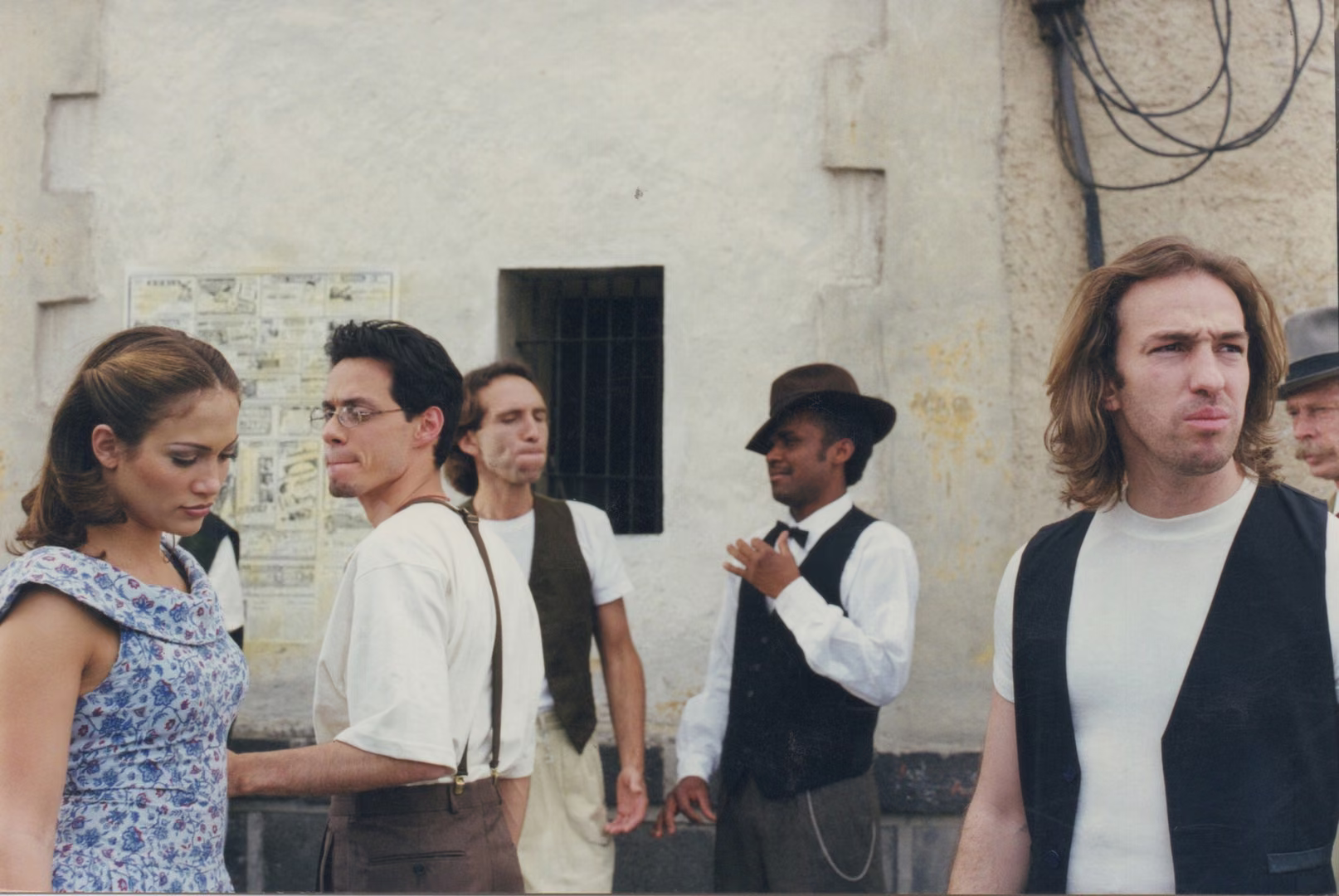 Jennifer López, Marc Anthony y el elenco con vestuario de época en la calle; Benny Corral a la derecha