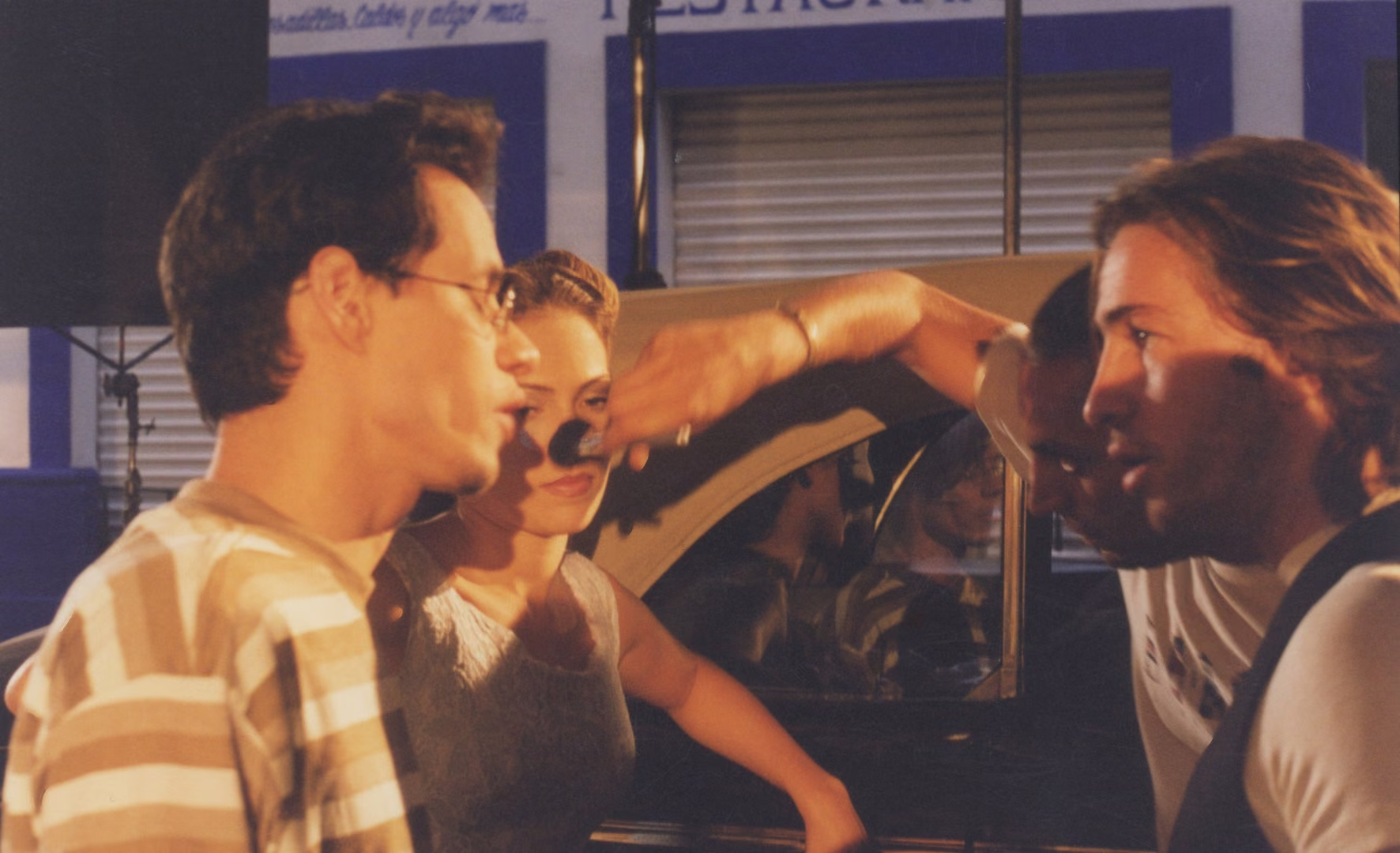 Benny Corral da indicaciones a Marc Anthony junto a un auto