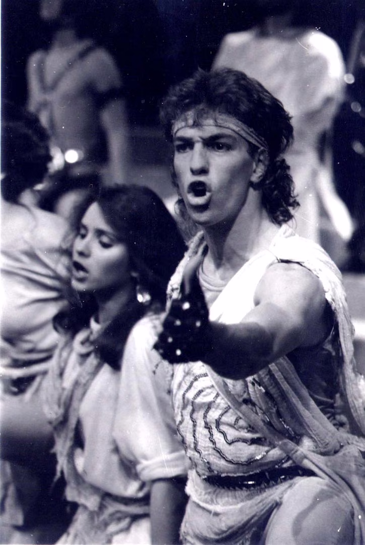 Benny Corral canta junto a una actriz en una escena de Jesucristo Superestrella