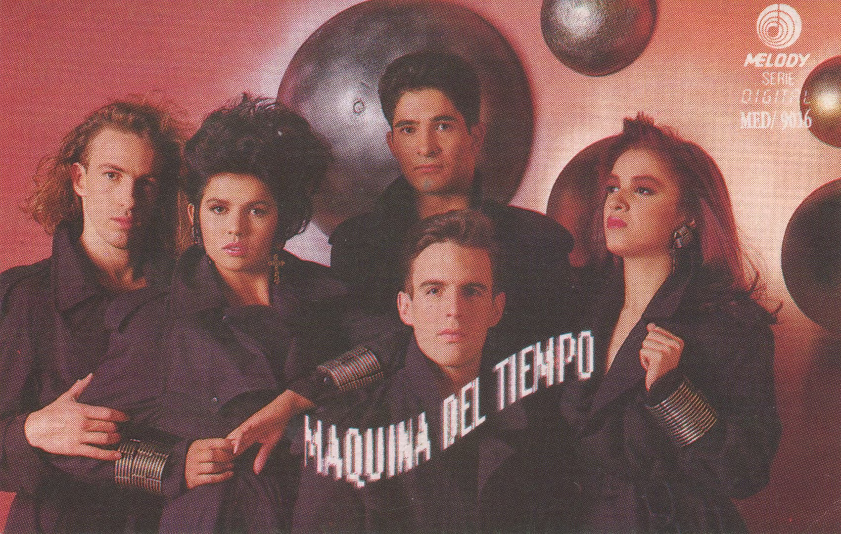 Foto promocional de La Máquina del Tiempo: cinco integrantes y el nombre del grupo